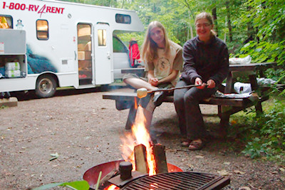 Bald sitzen wir um ein Lagerfeuer herum und grillen die für Nordamerika typischen Marshmallows.