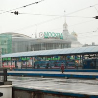 Moskau hat 9 Hauptbahnhöfe, wir kommen am Bahnhof Yaroslavsky an